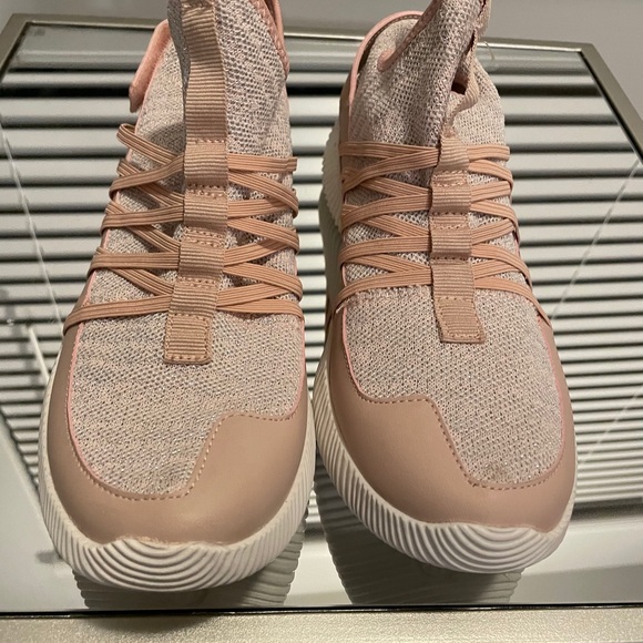 Pink sneakers - Picture 2 of 6